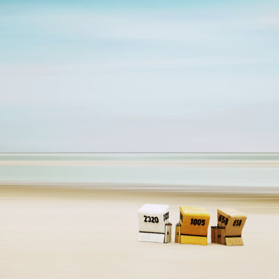 Manuela Deigert Meeresfarben, malerisches Meer, Sommertag, drei Strandkörbe am Strand der ostfriesischen Insel Langeoog