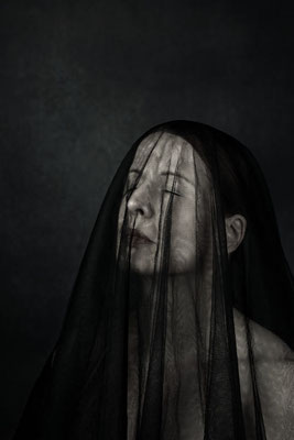 Manuela Deigert Projekte Dunkles Selbstportrait mit schwarzem Schleier