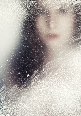 Manuela Deigert Projekte Frauengesicht hinter einer mit Schneee bedeckten Scheibe