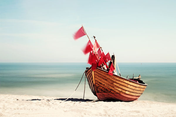 Manuela Deigert Projekte Langzeitbelichtung mit rot geflaggtem Boot am Strand von Usedom