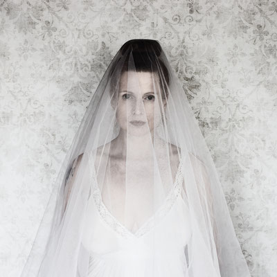 Manuela Deigert Projekte Selbstportrait als Braut mit weißem Schleier