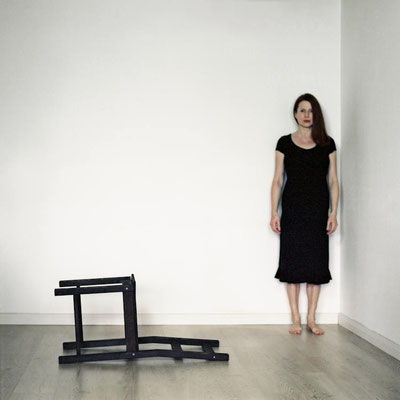 Manuela Deigert Mittelformat Selbstportrait in einer Ecke des Zimmers und einem umgefallenen Stuhl