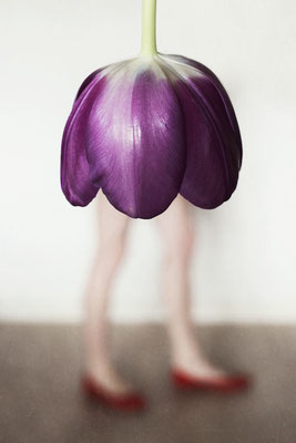 Manuela Deigert Fotokunst, Fine Art Natur, Die laufende Blume, Selbstportrait mit Beinen und einer Tulpenblüte als Rock