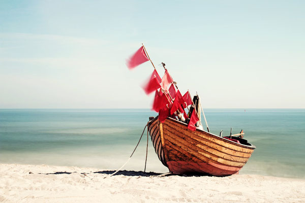 Manuela Deigert Meeresfarben, malerisches Meer, Geflaggt, Langzeitbelichtung eines rot geflaggten Bootes auf der Ostseeinsel Usedom