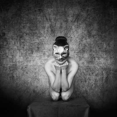 Manuela Deigert Mittelformat Selbstportrait mit Katzenmaske in Pose