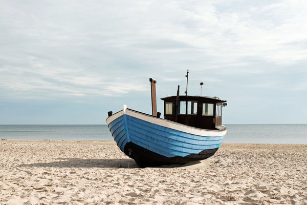 Manuela Deigert Projekte Ein blaues Boot am Strand auf Usedom