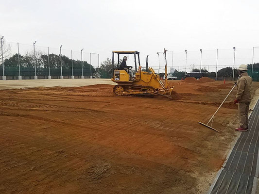 グラウンドの整地