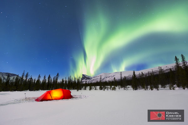 Zelt mit Nordlicht vor dem Skierffe auf meiner Backcountry Skitour auf dem Kungsleden