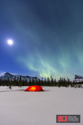 Zelt mit Nordlicht vor dem Skierffe auf meiner Backcountry Skitour auf dem Kungsleden