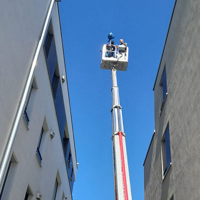 Wartung mit Hubsteiger Einsatz auf begrüntem Dach im 6.Stock