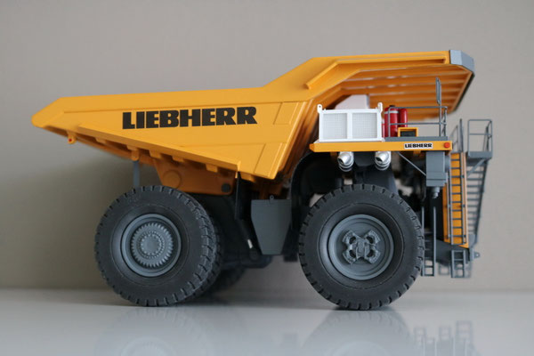 Die Grundplatte aus Metall wurde erhalten, sie gibt dem Modell Stabilität