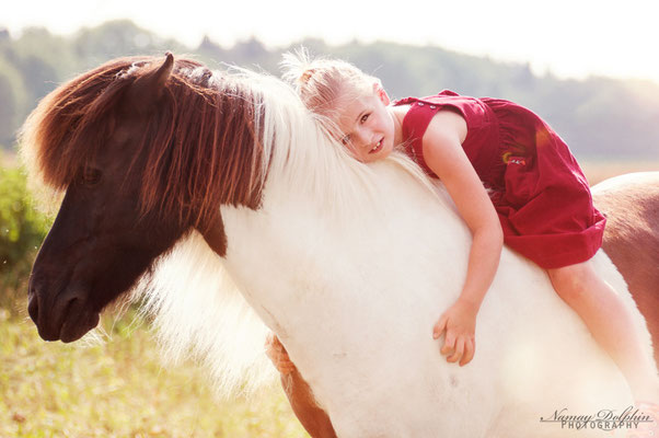 Reitendes Kind auf Pferd: Juni 2015