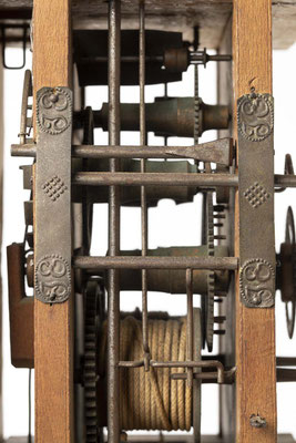 Schwarzwälder Uhrwerk von Josef Eschle, Detail der Abdeckbleche mit Monnogramm JE