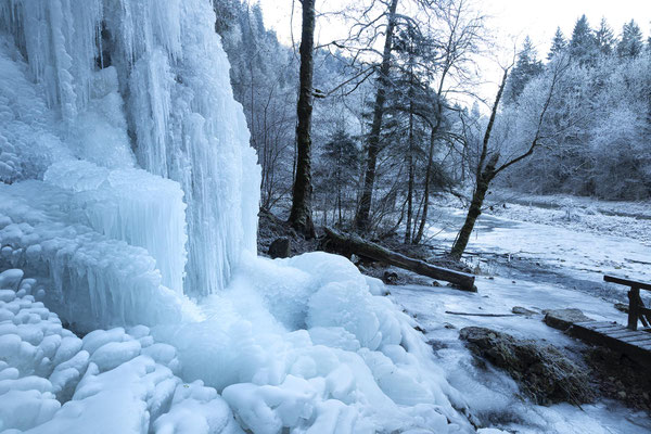 Die Wutachschlucht, Winterfoto des vereisten Wasserfalls