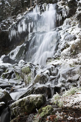 Der Zweribach-Wasserfall bei -18 Grad. Die Eiszapfen beginnen zu wachen. 