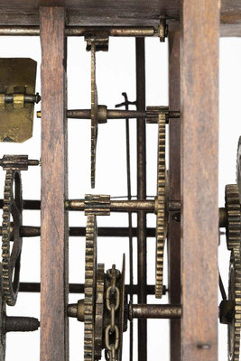 hölzernes schwarzwälder Uhrwerk von Uhrmacher Theodor Wehrle, Furtwangen um 1835, Detail Räderwerk mit massiven Trieben