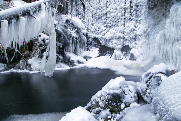Die Wutachschlucht, Winterfoto, Detailaufnahme der Staumauer am Wasserkraftwerk
