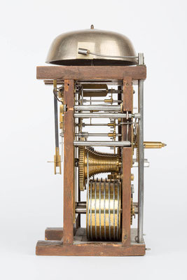 Seitenansicht von links, Uhrwerk der Bracket Clock von Matthä Winterhalder, Schwarzwald um 1855