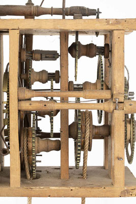 Schwarzwälder Uhr mit Papierschild, um 1800, Detailansicht Räderwerk