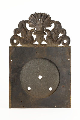 Comtoise Uhr mit Drachenmontiv, Jura 1826, Rückseite Uhrenschild