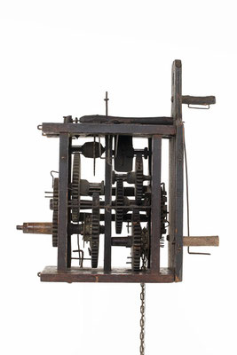 Holzrräderuhr aus dem Schwarzwald, Italienischer Schlag (Stundenschlag bis 6) mit Schlagwiederhohlungum, um 1790, Seitenansicht von rechts