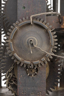 Holzrräderuhr aus dem Schwarzwald, Italienischer Schlag (Stundenschlag bis 6) mit Schlagwiederhohlungum, um  1790, hölzerne Schlossscheibe mit doppeltem Stundenschlag