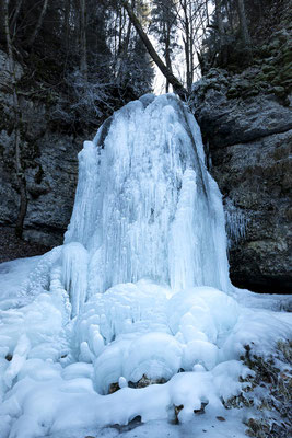 Die Wutachschlucht, Winterfoto des vereisten Wasserfalls