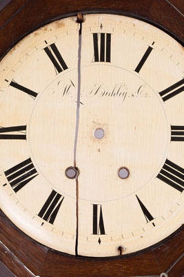 Detailaufnahme Gerissenes Zifferblatt, Transportschaden an einer Drop Dial Clock