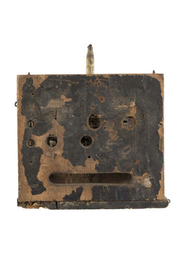 Uhrwerk eines schwarzwälder Surrers, um 1860, Ansicht von unten