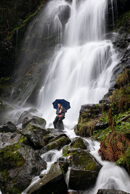 Regenschirmtestung am Zweribachwasserfall