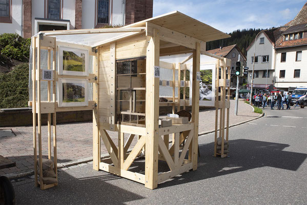 Das Fester vom Sägerr Sepp im Pop-up-Museumshäusle