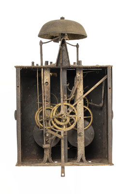 Comtoise Uhr mit Drachenmontiv, Jura 1826, Uhrwerk ohne Zifferblatt