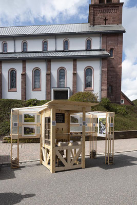 Das Fester vom Sägerr Sepp im Pop-up-Museumshäusle