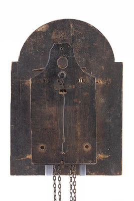 Schwarzwälder Lackschilduhr mit Wecker auf Tonfeder, um 1830, Ansicht von hinten