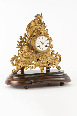 Goldene Pendule auf Holzsockel, Uhrenfabrik Lenzkirch, um 1880