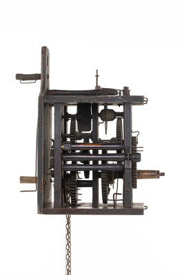 Holzrräderuhr aus dem Schwarzwald, Italienischer Schlag (Stundenschlag bis 6) mit Schlagwiederhohlungum, um 1790, Seitenansicht von links