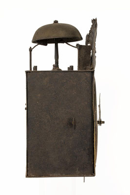 Comtoise Uhr mit Drachenmontiv, Jura 1826, Uhrwerk von der Seite
