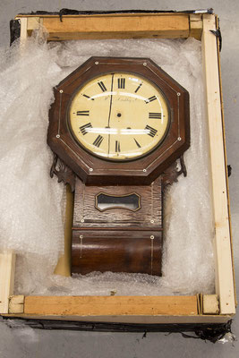 Gerissenes Zifferblatt, Transportschaden an einer Drop Dial Clock