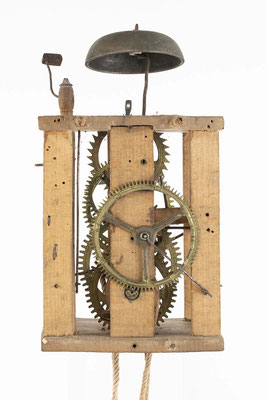 Schwarzwälder Uhr mit Papierschild, um 1800, Uhrwerk Rückseite mit Schossscheibe