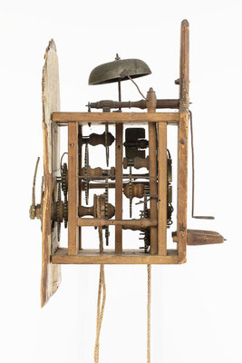 Schwarzwälder Uhr mit Papierschild, um 1800, Seitenansicht