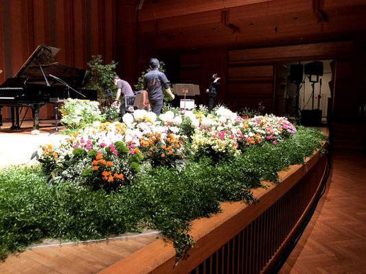 紀尾井ホール　ステージ装花