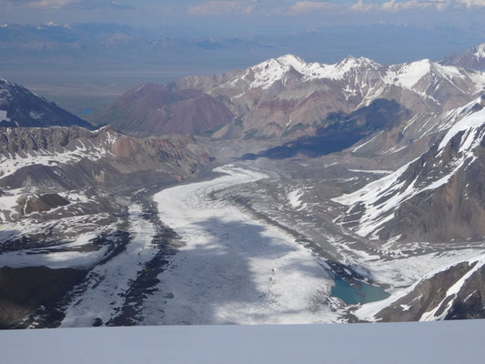 Vue sur le glacier Lénine depuis le dôme situé à côté du col à 5500