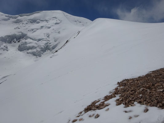 La montée vers le camp 3 avec son petit raidillon en arrière plan