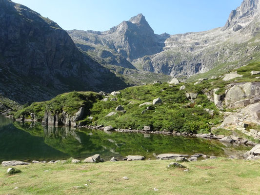 Lac du Saussat et Tusse de Montarqué en arrière plan