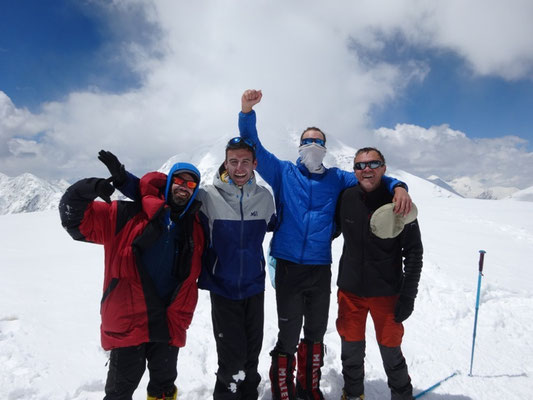 Au sommet du Razdelnaya (6 148 m). De gauche à droite ( Nicolas, Nathan, moi et Denis)