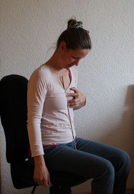 Sitzen mit Stock_aufrecht