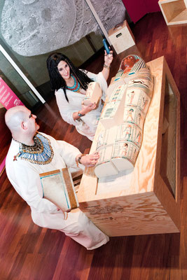 Sennefer und Kalizad als Walk Acts in der Ausstellung "Ägypten - Land der Unsterblichkeit", Foto: Carolin Breckle, Reiss-Engelhorn Museen