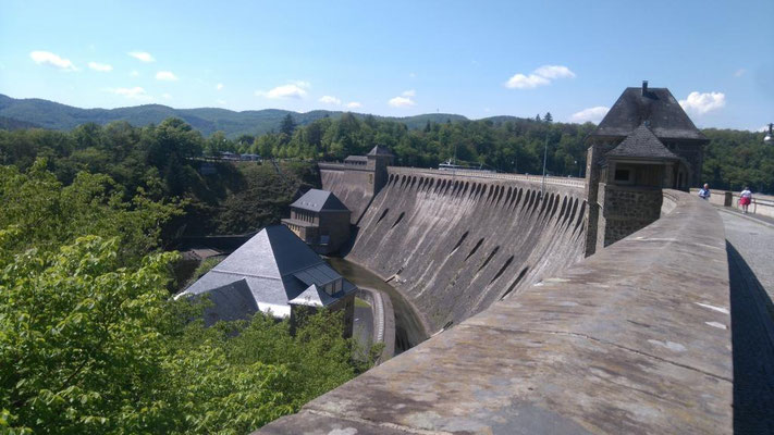 die Ederseestaumauer, von der Luftseite