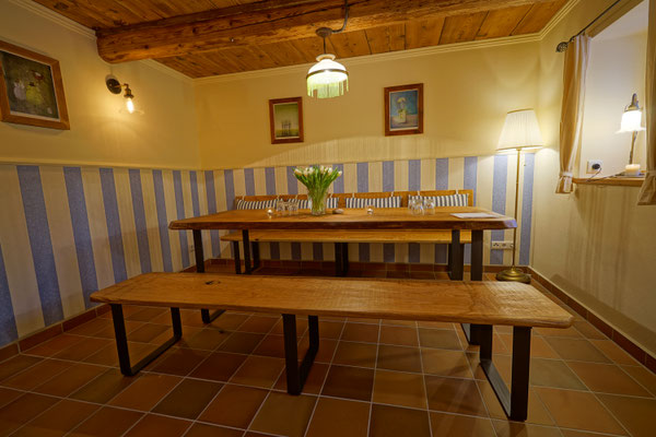 Esszimmertisch mit Bänken