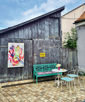 Vor dem Atelier im Hof